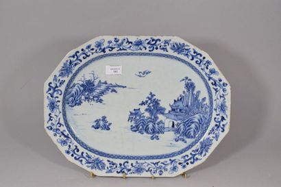 null Chine XVIIIe 

Un plat octogonal en porcelaine Compagnie des Indes à décor émaillé...