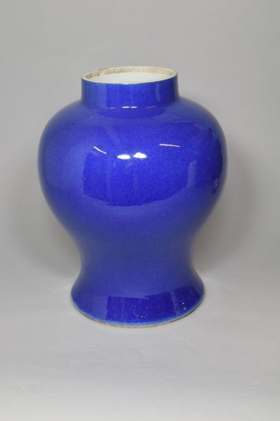 Chine, XXe. Vase balustre en porcelaine émaillée...