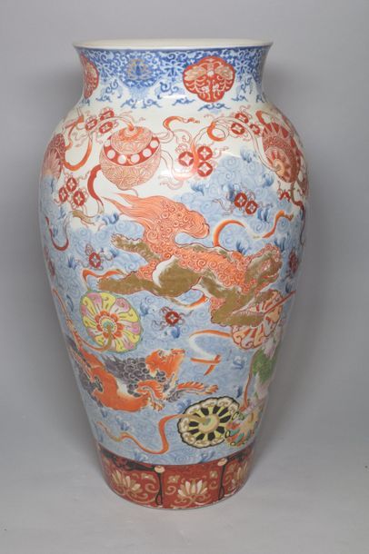 Japon. Grand Vase balustre en porcelaine...