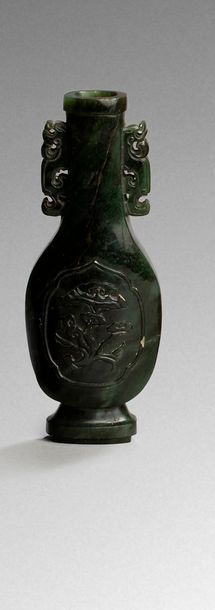 null CHINE - XIXe siècle

Petit vase balustre à col étroit et deux anses en néphrite...