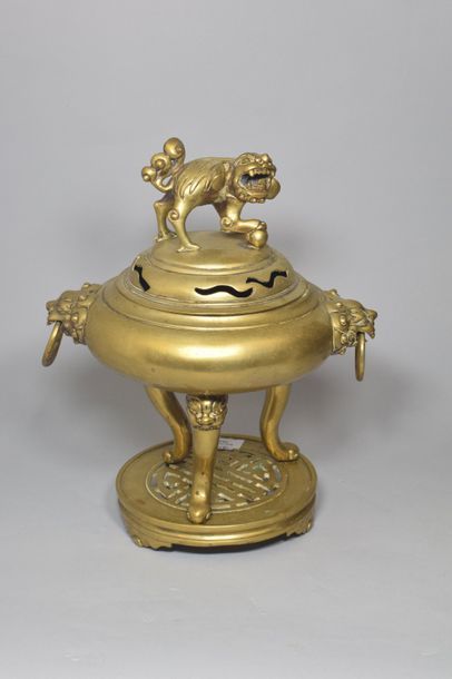 null INDOCHINE - Fin XIXe siècle

Brûle-parfum tripode et son socle en bronze dépatiné,...