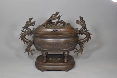 null INDOCHINE - Vers 1900
Grand brûle-parfum quadrilobé et son socle en bronze à...