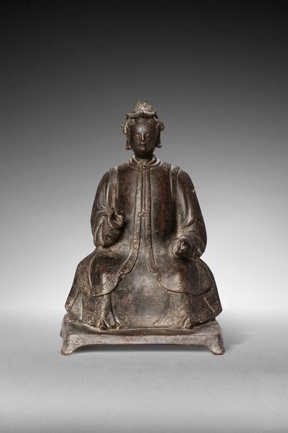 null CHINE - Epoque MING (1368 - 1644)

Statuette d'immortelle assise en bronze à...