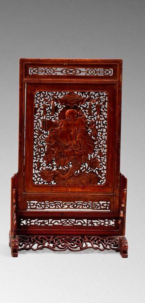 null CHINE, Ningpo - XIXe siècle

Ecran en bois laqué or à décor ajouré de Budai...