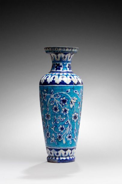 null Inde du Nord, région du Sind, Multan, XIXe siècle 

Haut vase en céramique argileuse...