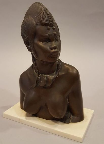 null R. NIVELT Roger (1899-1962)
Femme des Ouaygouya A.O.F.
Bronze à patine brune,
monogrammé...