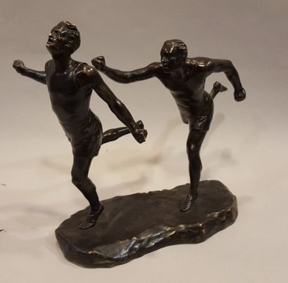 null FORESTIER Étienne, XIXe-XXe siècle, 

Au Finish, 

groupe en bronze à patine...
