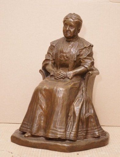 null HERRMANN J.S., fin XIXe - début XXe siècle, 

Dame assise, 1827-1909, 1911

Bronze...