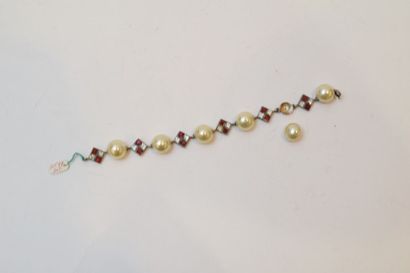null Bracelet en métal argenté monté de perles fantaisies alternées de motifs quadrangulaires...