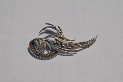 null Broche en or gris 18k (750), figurant une feuille de fougère, sertie de cinq...