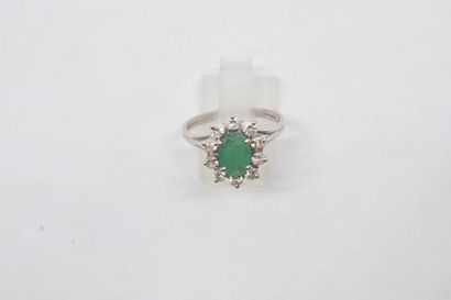 null Bague en or gris 18k (750) ornée d'une émeraude ovale d'environ 0.85 cts dans...