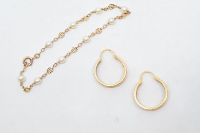 null Lot d'or jaune 18k (750) : 

- une paire de créoles. Diamètre : 21 mm. 

- un...