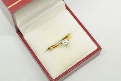 null Solitaire en or jaune et gris 18k (750) ornée d'un diamant d'environ 0.4 cts.
Poids...