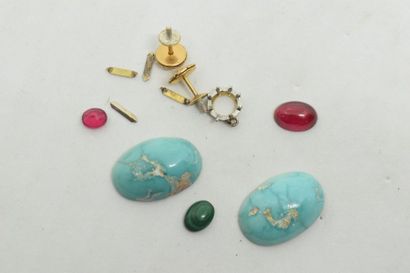 null Lot de débris d'or jaune 18k (750), rubis cabochon synthétique, brillants, deux...