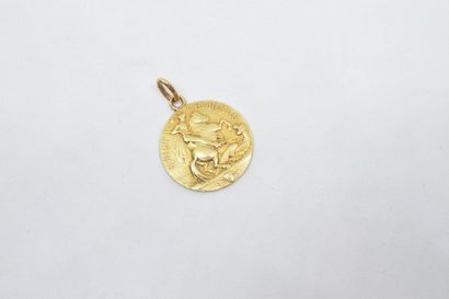 null Médaille en or jaune 18k (750) à l'effigie de Saint-Georges.

Signée M. JAMPOLSKY

Poids...