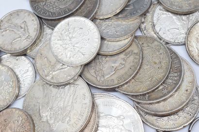 null Lot de pièces en argent comprenant : 

- 23 pièces de 5 Francs semeuse

- 2...