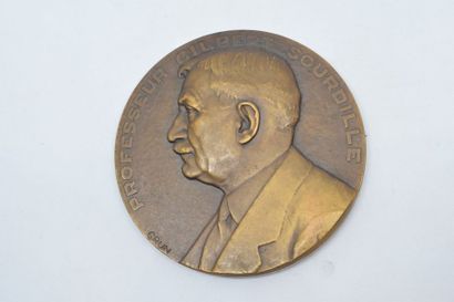 null Médaille en bronze 

Avers : PROFESSEUR GILBERT SOURDILLE. Profil gauche du...