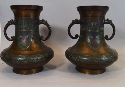 null Paire de vases en bronze et émaux champlevés à décor géométriques. 

Japon,...