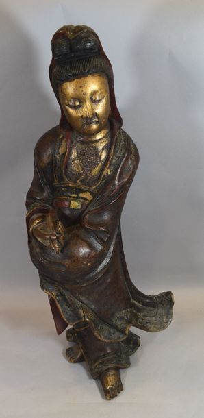 null Chine début XXème siècle 

Sculpture en bois doré et polychrome représentant...