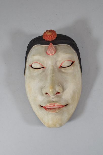 null Japon, XXème siècle 

Masque de théatre en bois laqué 

(Manques et petits accidents)...
