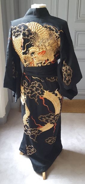 null Kimono en soie noire à décor d'un dragon en fils d'or dans le dos 