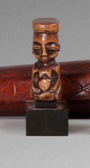 null Statuette en bois à patine brun clair. 

République démocratique du Congo. ...