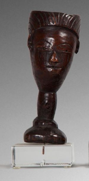 null Kuba, coupe libatoire. Le manche représentant un pied sculpté d'un visage. très...