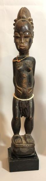 null Belle statue Baoulé, finement décoré de tatouages classiques. Les mains ramenées...