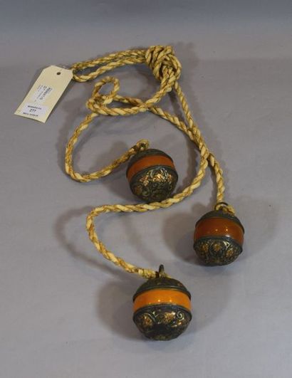 null BOLAS "Boleadora" constituées par de trois boulles décorées de motifs géométriques...
