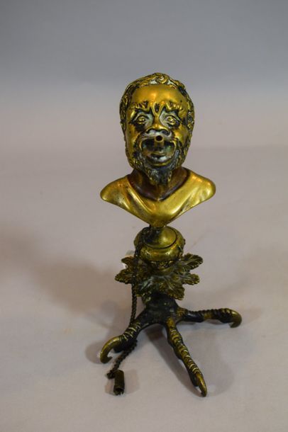 null Lampe à huile en bronze doré représentant un buste de Noir sur une patte de...