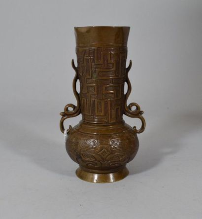 null SUSSE Frères

Petit vase en bronze à patine brune dans le goût des vases antique...