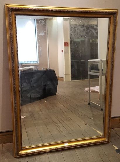 null 
Miroir en bois doré et polychrome 
H. : 146.5 - L. : 110 cm