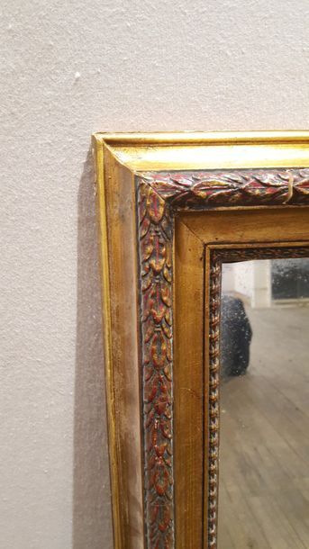 null 
Miroir en bois doré et polychrome 
H. : 146.5 - L. : 110 cm