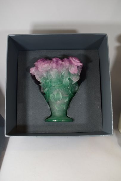 null DAUM France

Vase en pâte de cristal rose et verte, modèle " rose passion "....
