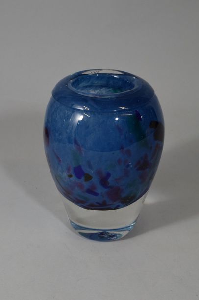 null Jean-Claude Novaro (1943-2015),
Vase de forme ovoïde à col ourlé à fond bleu...