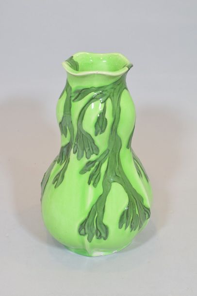 null Gunnar WENNERBERG (1863-1914) pour Gustavsberg. 

Vase en faïence à haut col...