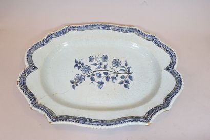 null ROUEN

Grand plat creux ovale chantourné en faïence. Décor en camaïeu bleu dans...