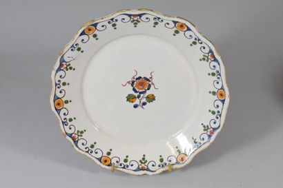 null LA ROCHELLE XVIIIeme siècle 

Ensemble de 12 assiettes à décor floraux, modèles...