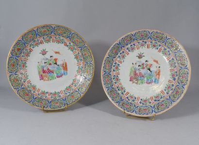 null Chine fin XIXe début XXe deux plats en porcelaine de Canton à décor d'émaux...