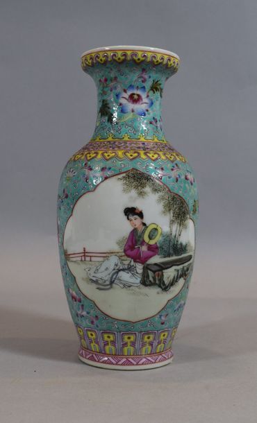 null Chine XXème siècle 
Vase à décor de femmes dans des paysages et rinceaux feuillagés 
Fêle...