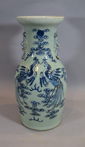 null Vase balustre en porcelaine céladon à décor de phoenix.

Chine, XXème siècle

H....