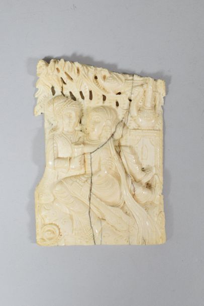 null Fragment en ivoire sculpté sur une face d'un buveur accompagné d'une musicienne...