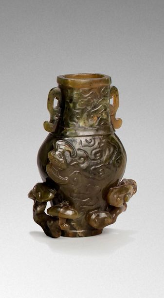 null CHINE - XIXe siècle

Vase de forme "hu" en serpentine verte et brune à décor...