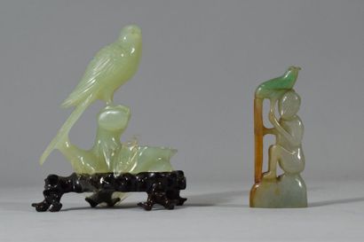 null Chine, XXème siècle 

Ensemble de deux groupes sculptés en jadéite figurant...