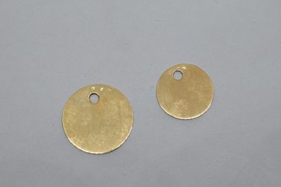 null Lot de deux pendentifs ronds en or jaune 18k (750), l'un vierge, l'autre gravé...