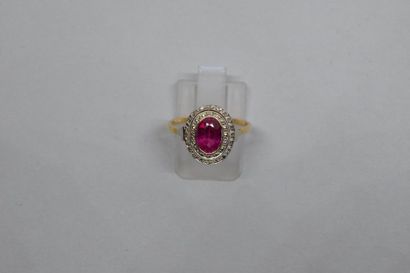 null Bague en or jaune et gris 18k (750) orné d'un rubis synthétique. 

Poids brut...