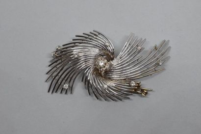 null Broche en or gris 18k (750) et platine (950) ornée de diamants. 

Poids brut...