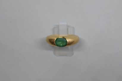 null Bague jonc en or jaune 18k (750) ornée d'une émeraude ovale. 

Poids brut :...