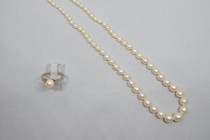 null Collier de perles de culture en chute et une bague en or gris 18k (750) ornée...