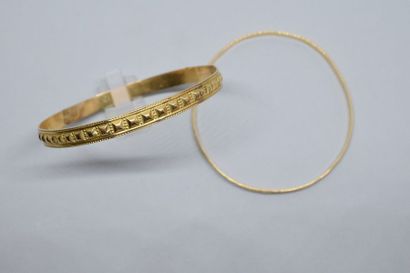 null Ensemble de deux bracelets rigides l'un en or jaune 18k (750), l'autre en or...